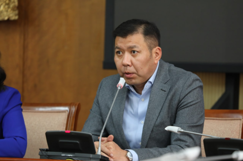 Б.Энхбаяр: 100 тэрбумын авлигын асуудал тодорхой болсон байхад хуулийнхан таг дүлий байна